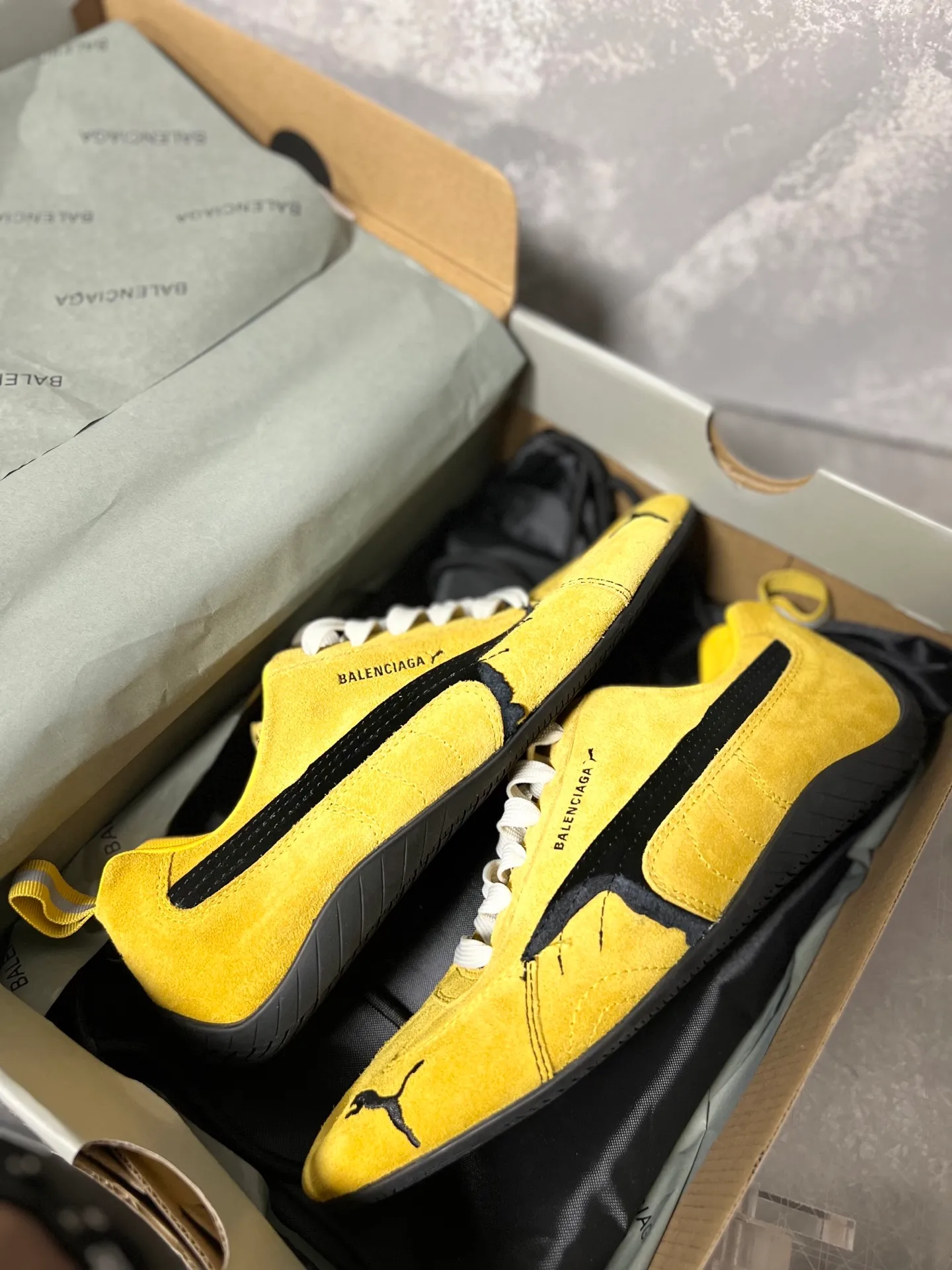 👟👟Ex-factory price 480👟👟 PUMA co-branded Balenciaga: Who knows! This pair of distressed and war-damaged Speedcats are so good-looking. The thin-soled sneakers have been upgraded to 2.0, which destroys the aesthetics of the street. More than half of the classic PUMA stripes on the side of the shoes have been "violently torn". The distressed treatment has a sense of ruined art, and it becomes the focus of the street in seconds! Hot stamping double logo + gold foil size mark on the heel, the details give a high-end feel Code number: 35-44 (45 customized)